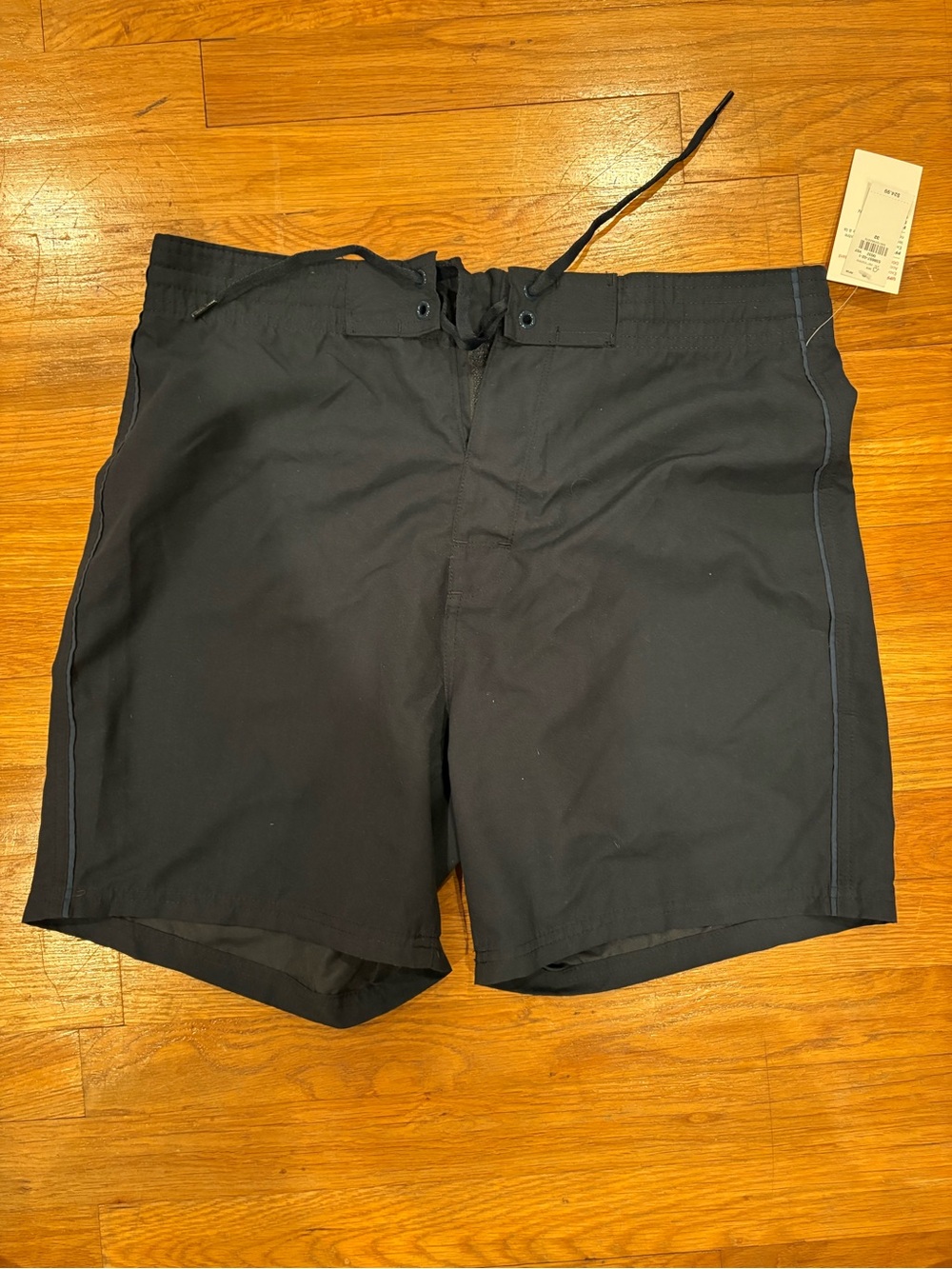 Men's Old Navy Swim board Shorts with built in flex. New with tags. Size 32.